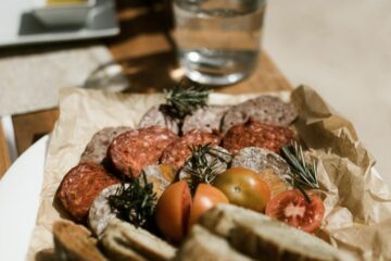 Platte mit Wurst, Tomaten und Brout