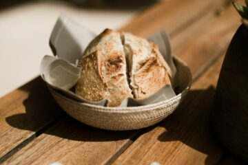 Korbschale mit frisch gebackenem Brot