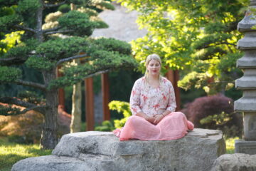Christine Dohler meditierend auf Stein