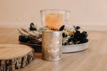 Teelicht, Kerze und Kräuterensemble