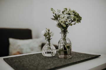 Vasen mit weißen Blumen
