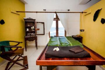 Bett in einem Zimmer mit Blick aufs Meer