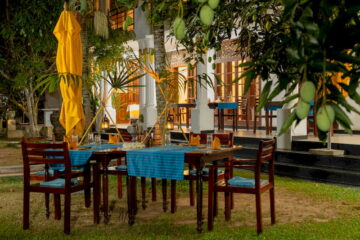 Stühle und Tisch im Garten bei Abendstimmung