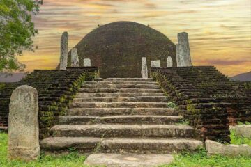 Alter Tempel in Sri Lanka in der Abenddämmerung