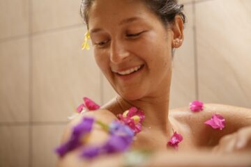 Frau mit Blumen auf den Schultern