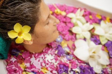 Frau nimmt ein singhalesisches Blumenbad