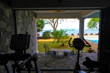 Fitnessgeräte und Blick auf Garten
