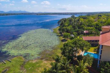 Vogelperspektive eines Hotel-Resorts in Sri Lanka an einem See gelegen