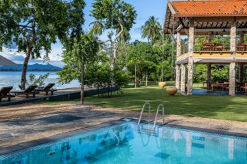 Swimming Pool und Liegestühle in einem Resort in Sri Lanka mit Blick in die Natur