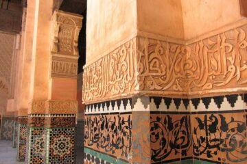 Ursprüngliche alte, antike Mauer eines Tempels in Marrakesch