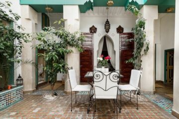 Stühle und ein Tisch in einem Innenbereich eines Stadthaus in Marrakesch