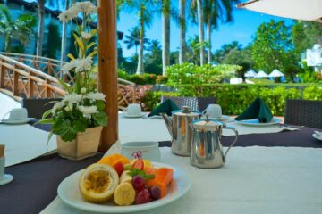 Blick auf einen dekorierten Essenstisch in einem Hotel in Sri Lanka mit ein paar Früchten in einer Schale.