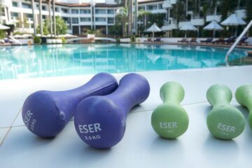 Vier Hanteln zum Krafttraining am Rande eines Swimming Pools in einem Hotel in Sri Lanka