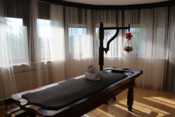 Raum für ayurvedische Anwendungen mit Behandlungsbank