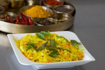 Ayurvedisches Reisgericht mit Gewürzen