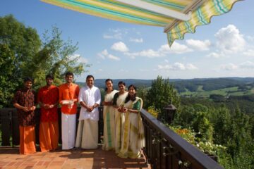 Eine Gruppe indischer Mitarbeiter eines Ayurveda-Hotels im Odenwald in Deutschland
