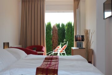 Doppelzimmer mit Gartenzugang in einem Ayurveda-Hotel in Deutschland