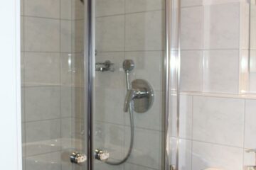 Dusche und Waschbecken in einem Ayurveda-Hotel in Deutschland