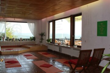 Großer und heller Yogaraum in einem Ayurveda-Hotel