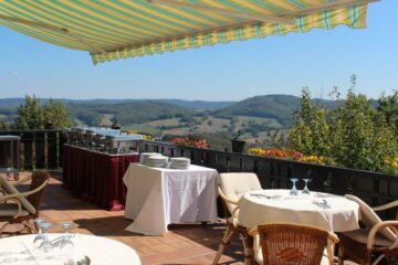 Terrasse eines Restaurants in einem Ayurveda-Hotel mit Ausblick auf die Umgebung in der Region Odenwald in Deutschland