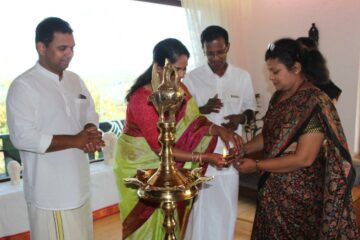 Indische Mitarbeiter in einem Ayurveda-Hotel bei einer Lichter-Zeremonie