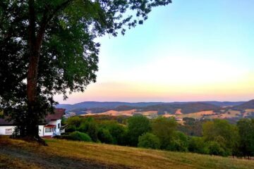 Ein deutsches Ayurveda-Hotel das am Ortsrand von Lindenfels auf einem Hügel liegt