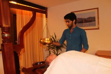 Ein Mitarbeiter und ein Hotelgast bei einer ayurvedischen Anwendung mit dem Namen 'Shirodhara'