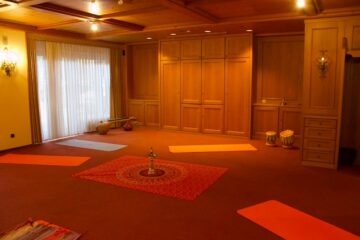 Yogaraum mit vielen Yogamatten in einem Ayurveda-Hotel im Schwarzwald