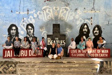 Eine Gruppe von Reisenden im 'Beatles Ashram'