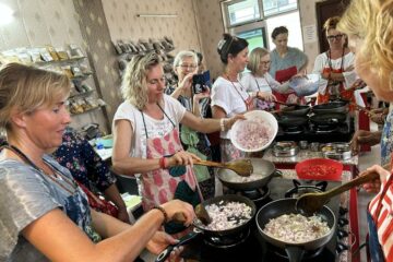 Gruppe von europäischen Frauen, die gemeinsame Kochen