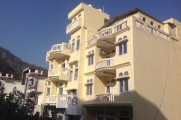 Außenansicht auf das Boutique-Hotel 'Seventh Heaven Inn' in Rishikesh, Indien.