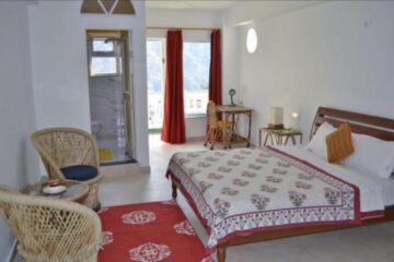 Ein Doppelzimmer im Hotel 'Seventh Heaven Inn' in Rishikesh, in Indien.