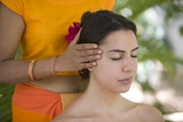 Eine Frau bekommt eine ayurvedische Kopfmassage