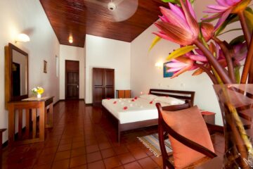 Blick in ein Hotelzimmer in einem Ayurveda-Resort in Sri Lanka