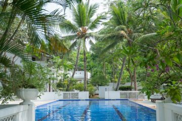 Pool in einer Gartenanlage eines Hotels in Sri Lanka