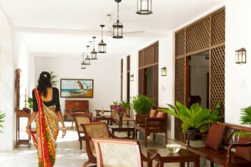 Außenbereich eines Hotels in Sri Lanka mit vielen Stühlen und Tischen