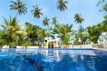 Pool umgeben von Palmen in einem Resort in Sri Lanka
