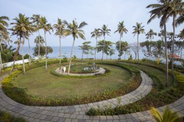 Blick in den Garten einer Hotelanlage in Indien an einem See
