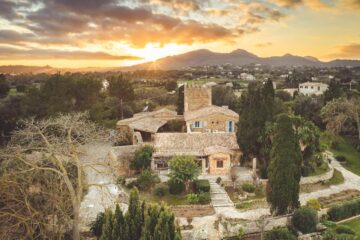 Sonnenuntergang auf Mallorca mit Blick auf eine alte Finca