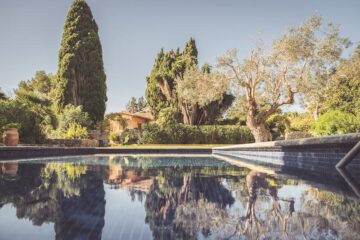 Outdoor-Pool in einem Garten auf Mallorca