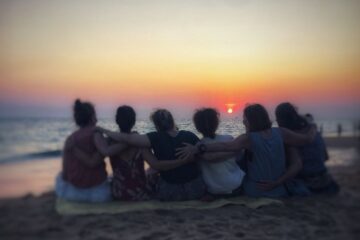 Gemeinsamkeit am Strand im Sonnenuntergang