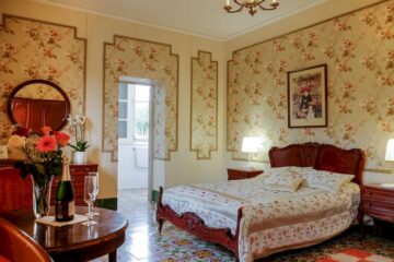 Antikes Doppelbett in einer spanischen Villa