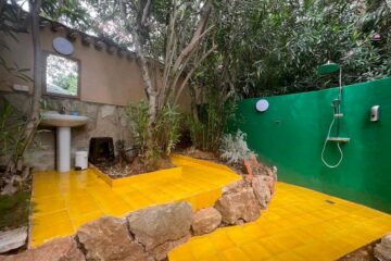 Outdoor-Bad mit Dusche, Waschbecken und Spiegel
