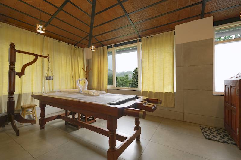 Traditioneller Ayurveda-Behandlungsraum mit einem großen Holztisch