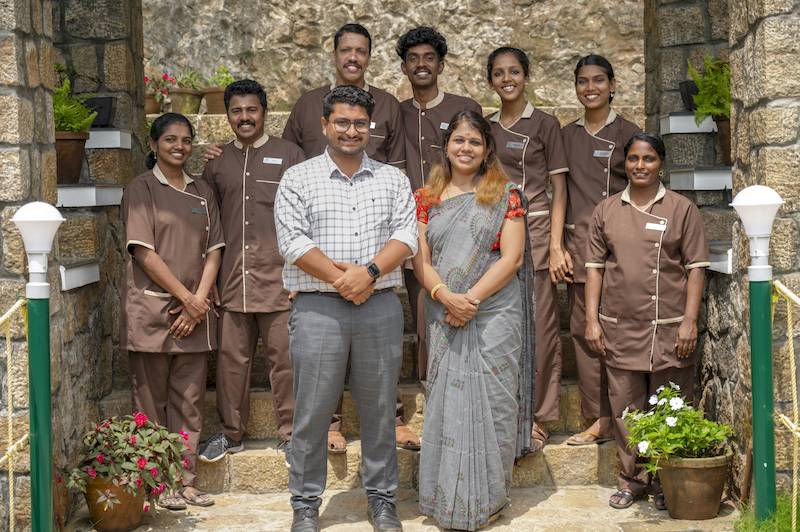 Eine Gruppe von indischen Mitarbeitern eines Hotels