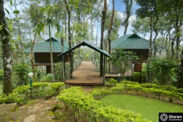 Zwei Hütten in einem Wald in Indien, mit Holzplattform