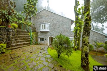 Steingebäude mit Garten in einem Wald in Indien