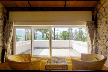 Zwei Sessel in iner Suite mit Waldblick