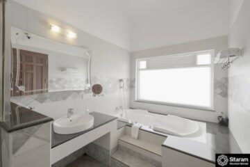 Bad mit Dusche und Whirlpool