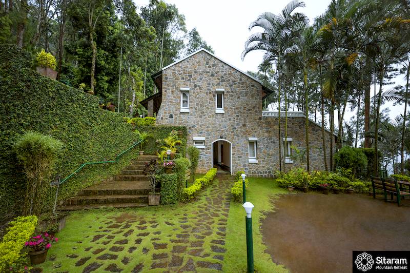 Steingebäude mit Garten in einem Wald in Indien